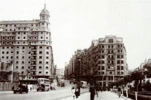 La plaza de España con el Edificio España en construcción