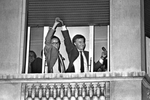 Felipe González y Alfonso Guerra celebrando la victoria del PSOE en 1982