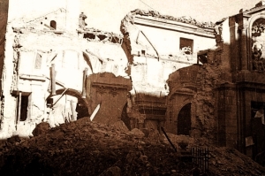La iglesia de San Sebastián tras el bombardeo sufrido en Noviembre de 1936