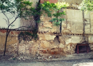 Restos de la 2ª muralla en la calle del Almendro