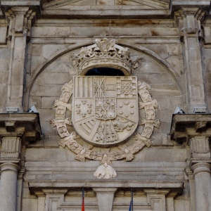 Escudo situado sobre la fachada del Palacio de Santa Cruz